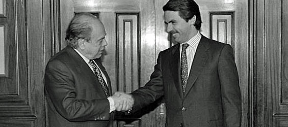 Los entonces presidentes de la Generalidad, Jordi Pujol (CiU), y del Gobierno, José María Aznar (PP), se felicitan tras cerrar el acuerdo conocido como 'Pacto del Majestic' el 28 de abril de 1996 (foto: Carles Ribas / 'El País').