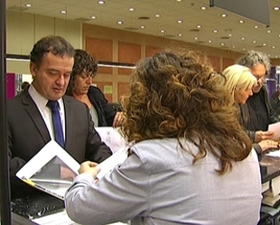 Bosch, en el momento de presentar su declaración de la renta en las oficinas de la Agencia Tributaria de Cataluña (foto: TV3).