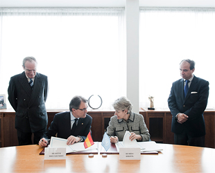 Mas y Bokova firman el memorando ante la mirada del delegado español ante la UNESCO (a la derecha del presidente autonómico) (foto: Emilien Urbano).