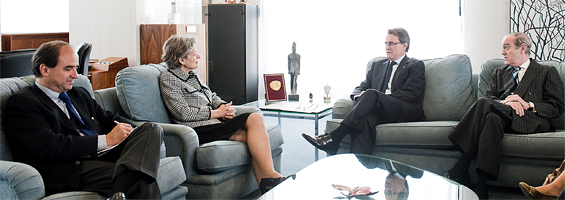 Mas y Bokova, acompañados del delegado español ante la UNESCO, durante la reunión mantenida en París (foto: Emilien Urbano).