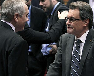 Navarro y Mas charlan en el Parlamento autonómico.