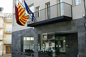 Fachada del Ayuntamiento de Alcarrás (Lérida), que incumple la Ley de Banderas (foto: alcarras.com).