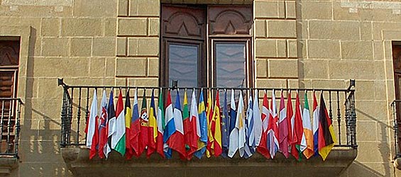 Fachada del Ayuntamiento de Agramunt (Lérida), con las banderas de los estados miembros de la Unión Europea, además de la de Cataluña y la de la Unión Europea (foto: ACN).