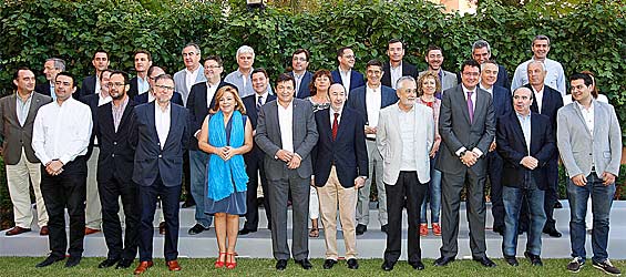 Los miembros del Consejo Territorial del PSOE, posan para los medios durante la celebración de la reunión de este sábado en Granada (foto: PSOE).