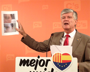 Alonso, enseñando las fotografías de la dirigente agredida en Tarragona (foto: Ciudadanos).