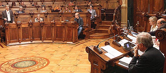 Jordi Martí (PSC) se dirige a Xavier Trias (CiU) durante una sesión plenaria del Ayuntamiento de Barcelona (foto: bcn.cat).
