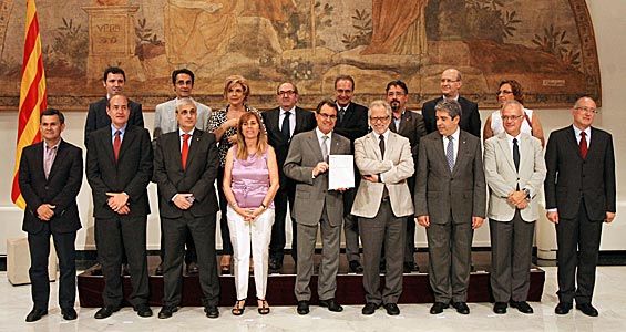 El Consejo Asesor para la Transición Nacional entrega al presidente de la Generalidad, Artur Mas, el informe 'La consulta sobre el futuro político de Cataluña' (foto: gencat.cat).