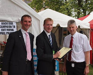 McArthur (izquierda) y Scott (centro), apoyando una campaña sobre combustible rural, en 2010 (foto: liammcarthurmsp.org.uk).