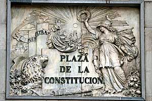 Placa con el nombre de 'plaza de la Constitución' que presidía la fachada del Ayuntamiento de Barcelona desde 1840 (foto: portabella.cat).