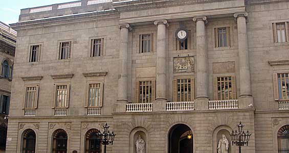 Fachada del Ayuntamiento de Barcelona, donde se observa la placa retirada encima del balcón (foto. flickr.com).